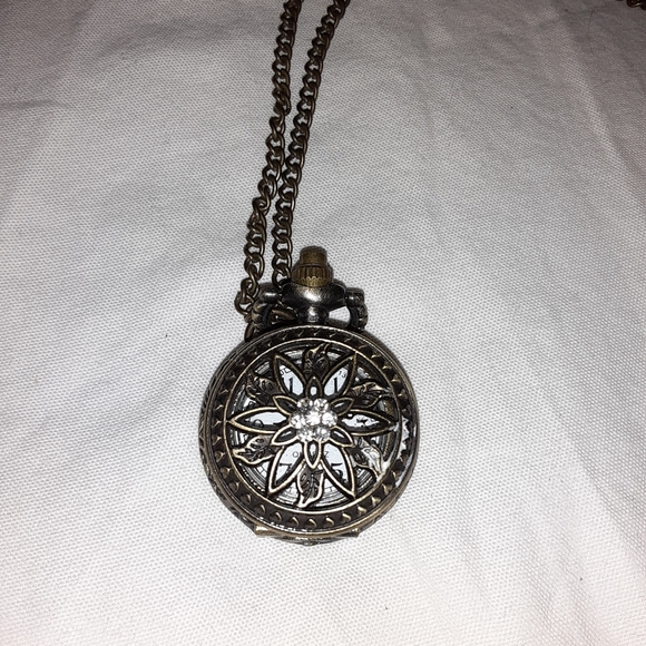 Cute clock Necklace - Picture 2 of 2